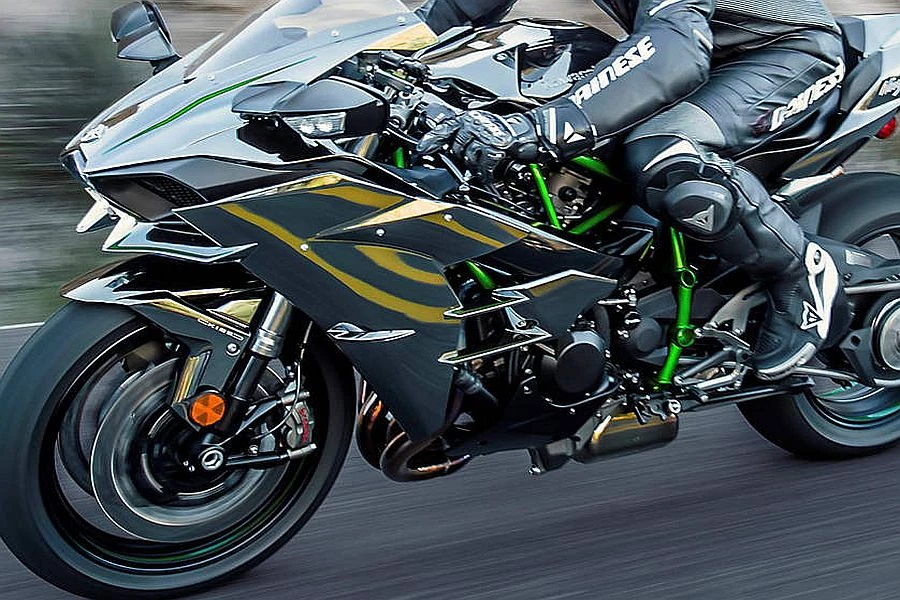 Δεν το έχετε ξαναδεί! Τρομακτικό βίντεο: «Σίφουνας» μηχανόβιος πέρασε από μπροστά τους με 407 χλμ/ώρα